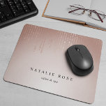 赤面パーソナライズされた雨 マウスパッド<br><div class="desc">シックなパーソナライズされたmousepadは、クラシックの金ゴールドフォイル文字列の光のストランドで飾られた赤面のピンクの背景にカスタムは、あなたの名前、ビジネス名または文字ブラックレタリングの選択フェイクを表示する。</div>