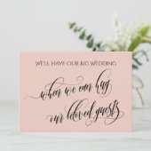 赤面ピンクいつ私たちはあなたを延期したハグ結婚できる 招待状 (スタンド正面)