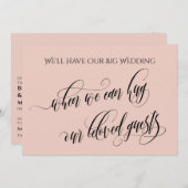 赤面ピンクいつ私たちはあなたを延期したハグ結婚できる 招待状 (正面/裏面)