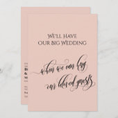 赤面ピンクいつ私たちはあなたを延期したハグ結婚できる 招待状 (正面/裏面)