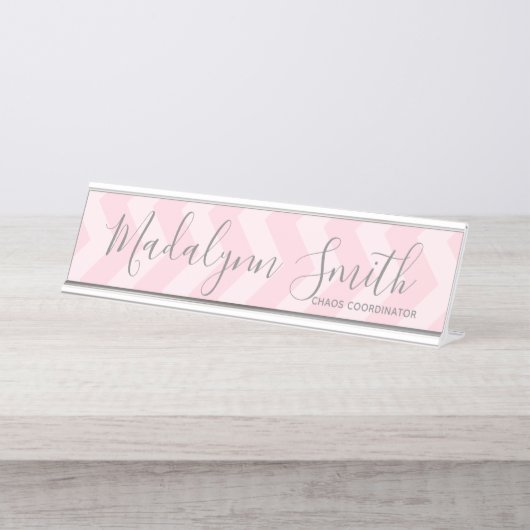 赤面ピンクとグレーのシボロンパターンとビッグネーム デスクネームプレート (正面)