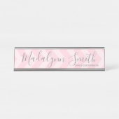 赤面ピンクとグレーのシボロンパターンとビッグネーム デスクネームプレート (正面)