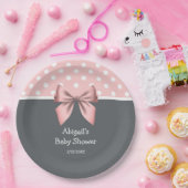 赤面ピンクとグレー水玉模様のベビーシャワー ペーパープレート (パーティー)