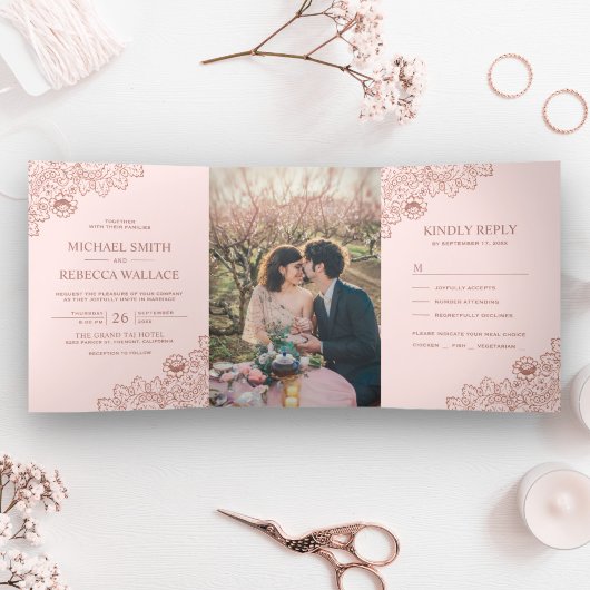 赤面ピンクとバラの金ゴールド結婚レースの写真 三つ折り招待状