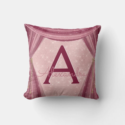 赤面ピンクとバーガンディーカーテンのモノグラム名 クッション (正面)