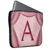 赤面ピンクとバーガンディーカーテンのモノグラム名 ラップトップスリーブ (正面右)