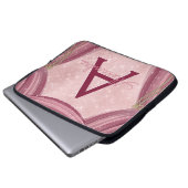 赤面ピンクとバーガンディーカーテンのモノグラム名 ラップトップスリーブ (正面下部)