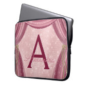 赤面ピンクとバーガンディーカーテンのモノグラム名 ラップトップスリーブ (正面左)