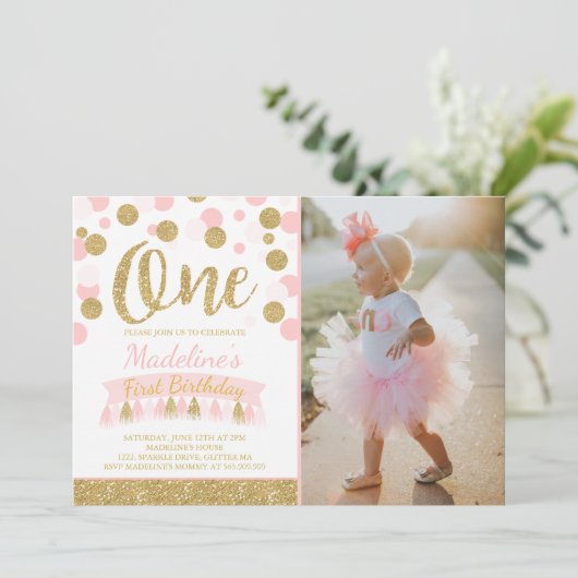 赤面ピンクと金ゴールドの最初の誕生日招待状 招待状 (スタンド正面)