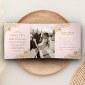 赤面ピンクと金ゴールドレ結婚ースの写真 三つ折り招待状