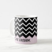 赤面ピンクと黒いシェブロン コーヒーマグカップ (正面左)