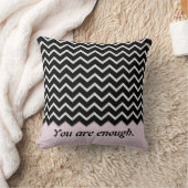 赤面ピンクと黒シェブロンデザイン クッション (ブランケット)