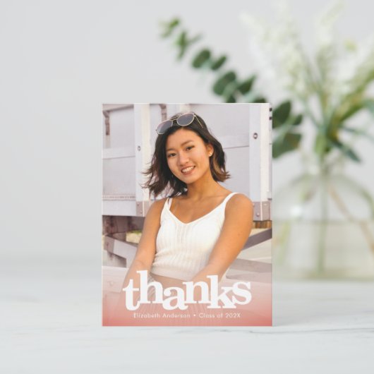 赤面ピンクのはっきりした卒業写真感謝してい型 ポストカード (スタンド正面)