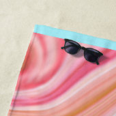 赤面ピンクのコーラルミントグリーンのレインボーマーブル渦巻き ビーチタオル (インサイチュ)