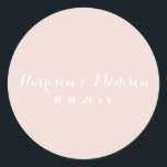 赤面ピンクのモノグラムのカスタムウェディングの好意 ラウンドシール<br><div class="desc">赤面エレガントピンクのモノグラムのカスタム結婚式クラシック文字のラウンドカスタマイズステッカーの贈り結婚物は、白い文字、赤面のピンクの背景を好む</div>