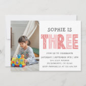 赤面ピンクの三つ目のバースデーフォト 招待状 (正面)