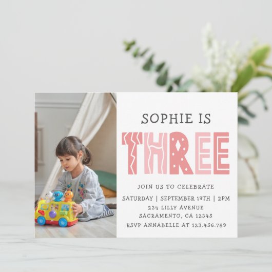 赤面ピンクの三つ目のバースデーフォト 招待状 (スタンド正面)