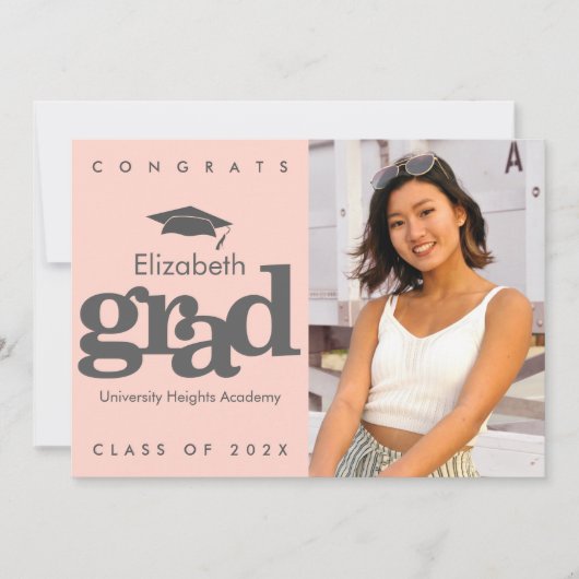 赤面ピンクの卒業写真のグレーのモダンキャップ 案内状 (正面)