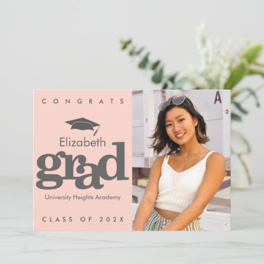 赤面ピンクの卒業写真のグレーのモダンキャップ 案内状 (スタンド正面)