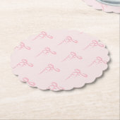 赤面ピンクの弓パターンのミニマルな女の子の赤ちゃんシャワー ペーパーコースター (アングル)