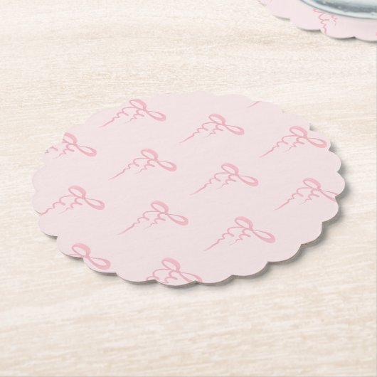 赤面ピンクの弓パターンのミニマルな女の子の赤ちゃんシャワー ペーパーコースター (アングル)