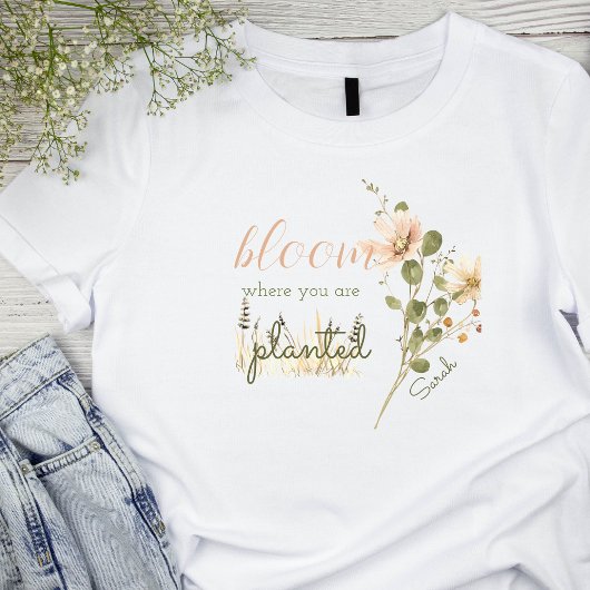 赤面ピンクの水の色の開花が植えられている場所 Tシャツ