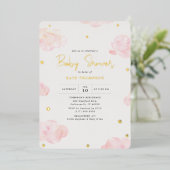 赤面ピンクの水の色の雲ガールベビーシャワー金ゴールド 箔招待状 (立ち正面)