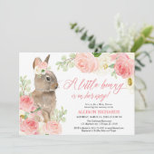 赤面ピンクの緑イースターバニーの女の子の赤ちゃんシャワー 招待状 (スタンド正面)