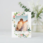 赤面ピンクの花の緑の結婚式の日付を保存 ポストカード (スタンド正面)