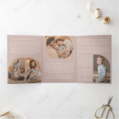 赤面ピンクのArch Year in Review Family Update 三つ折りクリスマスカード (内部)