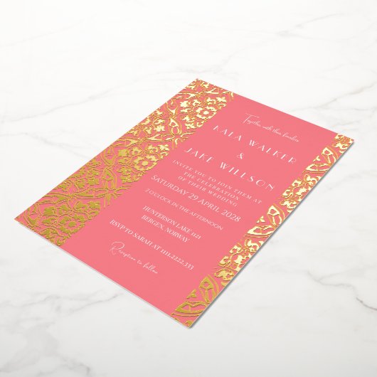 赤面ピンクイタリアンの洗練無地のタイル 箔招待状 (回転した状態)