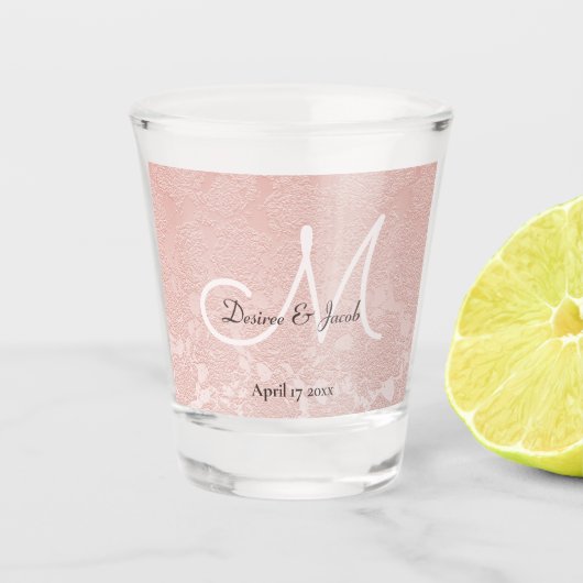 赤面ピンクエレガントなウェディングモノグラム ショットグラス (正面)