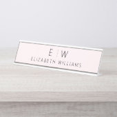 赤面ピンクエレガントミモダンミナリストモノグラム名 デスクネームプレート (正面)