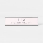 赤面ピンクエレガントミモダンミナリストモノグラム名 デスクネームプレート (正面)