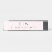 赤面ピンクエレガントミモダンミナリストモノグラム名 デスクネームプレート (正面)