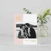 赤面ピンクカラーモダンブロックフォト日付の保存 箔招待状ポストカード (立ち正面)