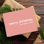 赤面ピンククリスマス |ミニマリストのクリーンシンプル シーズンカード<br><div class="desc">タイポグラフィが白いシンプルで飾られスタイリッシュた付きモダンの「メリークリスマス」引用文グリーティングカードは、ミニマルな「スカンジナビア」デザインスタイルのピンク色の背景に置かれている。カードは簡単にパーソナライズされたあなた自身の休日の挨拶、家族の名前と年と一緒にフェスティバルシーズンのための本当に好きなクリスマスホリデーカードを作ることができる！内側のメッセージ「素敵なクリスマスを祈る！」は、あなたの家族の名前と一緒にカスタマイズ、あなた自身のメッセージと一緒に行うことができる。</div>