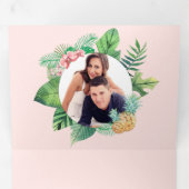 赤面ピンクグリーン葉パームリースフォト結婚ズ 三つ折り招待状 (内部最初)