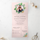 赤面ピンクグリーン葉パームリースフォト結婚ズ 三つ折り招待状 (内部)