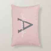 赤面ピンクグレーモダンスクリプガーリートモノグラム名 アクセントクッション (正面(垂直))