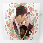 赤面ピンクコーラルグリーンアッシュフローラリース結婚ズ 三つ折り招待状 (内部最初)