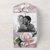 赤面ピンクサテンボウ&バラロマン結婚ティックの写真 オールインワン招待状 (外側)