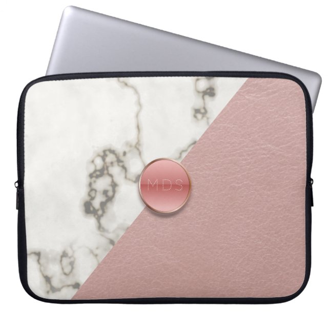 赤面ピンクジオメトリックモダンマーブルモノグラム ラップトップスリーブ (正面)