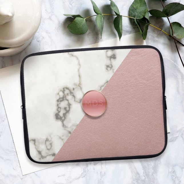 赤面ピンクジオメトリックモダンマーブルモノグラム ラップトップスリーブ (Blush Pink Geometric Modern Marble Monogram Laptop Sleeve. Just add your initials)
