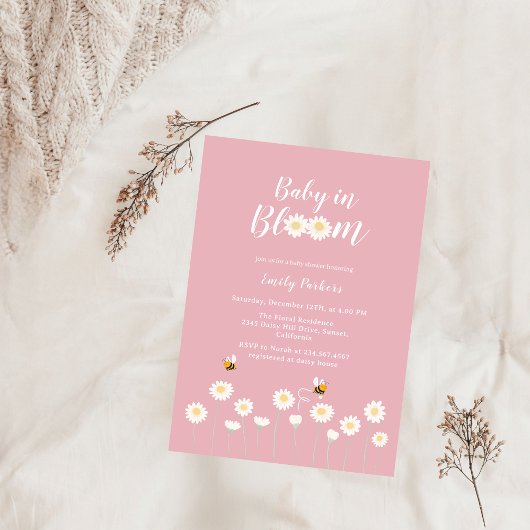 赤面ピンクデイジーフローラベビーイン開花ガールシャワー 招待状