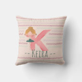 赤面ピンクバレリナモノグラムKアールパーソナライズされたト クッション (裏面)