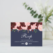 赤面ピンクバーガンディーフラワーズネイビーブルーウェディングRSVP インビテーションポストカード (スタンド正面)