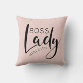 赤面ピンクパーソナライズされたボスレディーロゴ クッション (裏面)