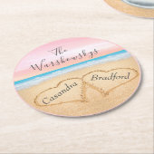 赤面ピンクパープルビーチ結婚式2砂のハート ラウンドペーパーコースター (アングル)