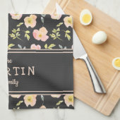 赤面ピンクフラワーズブラックカスタムファミリー名 キッチンタオル (四つ折り)